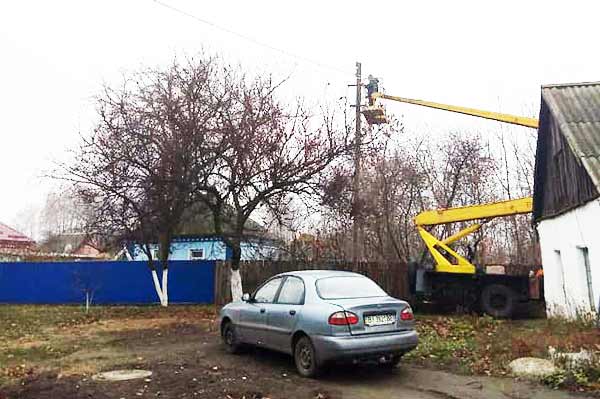 Гребінківський комбінат комунальних підприємств продовжує роботи з ремонту вуличного освітлення