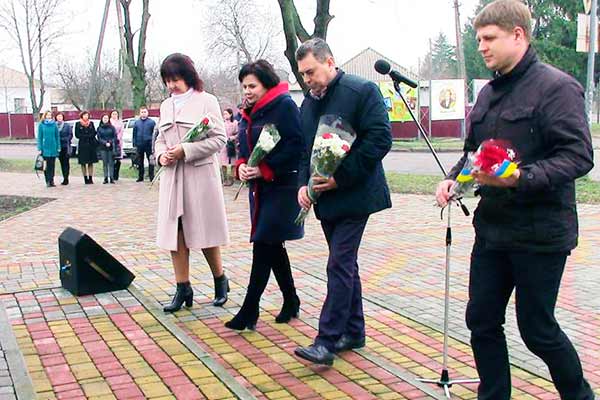 У Гребінці поклали квіти до пам'ятника Тарасу Шевченку