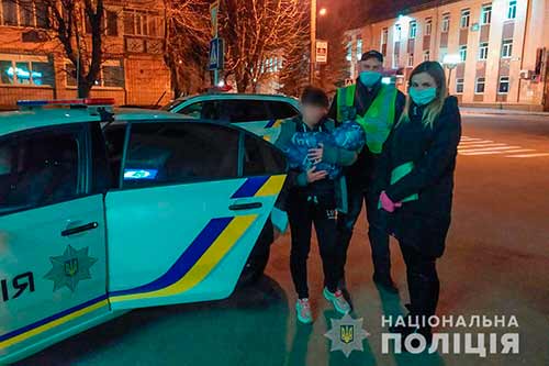 На Полтавщині правоохоронці допомогли 38-річній киянці з малям, яким загрожувала небезпека