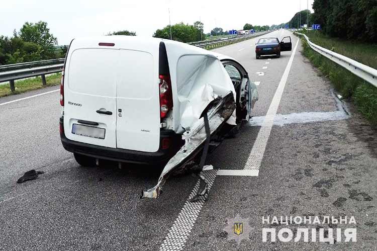 На Полтавщині «Рено Кенго» зіткнувся з відбійником, загинув пасажир