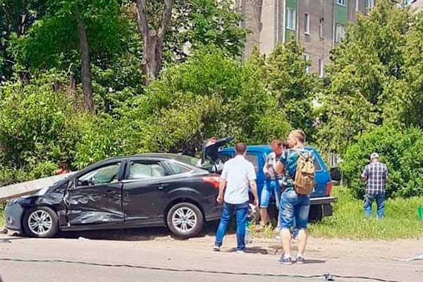 У Лубнах пенсіонер за кермом авто порушив ПДР та збив електроопору