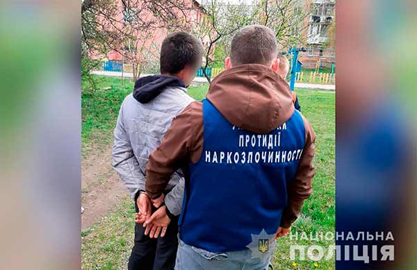 На Полтавщині поліція затримала дилера під час збуту наркотиків у Миргороді