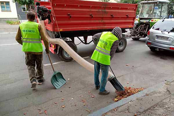 У Лубнах з'явилася новітня техніка для прибирання вулиць від опалого листя