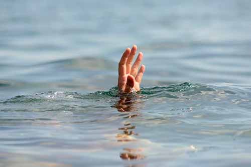 На Полтавщині з водойми підняли тіло жінки: особу встановлюють