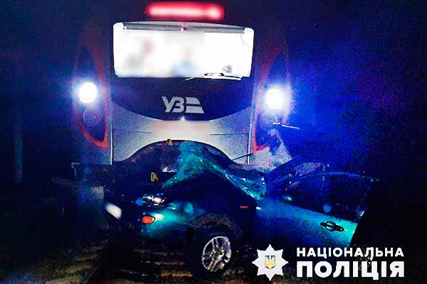 На Полтавщині пасажирський поїзд зіткнувся з автомобілем, водій загинув