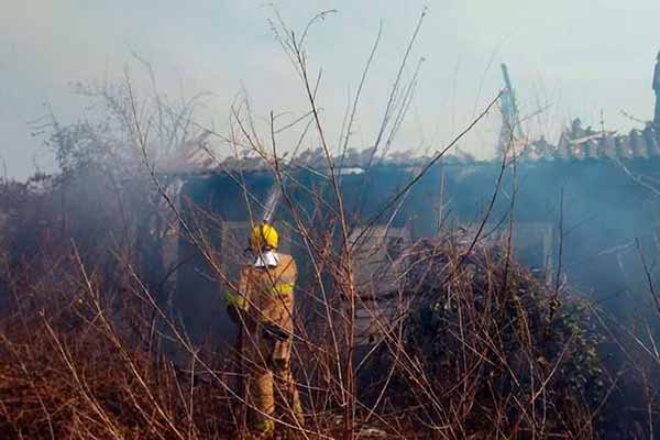 На Гребінківщині через пожежу сухої трави, ледь не згоріли два житлових будинки