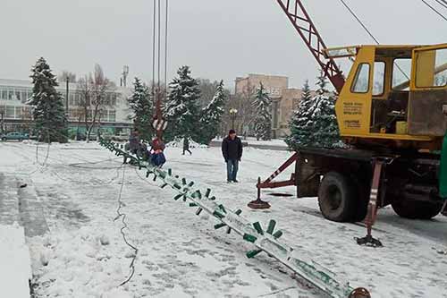 У Лубнах розпочали монтаж новорічної ялинки