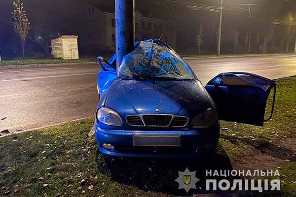 ДТП на Полтавщині: від зіткнення з електроопорою загинув водій легкового автомобіля