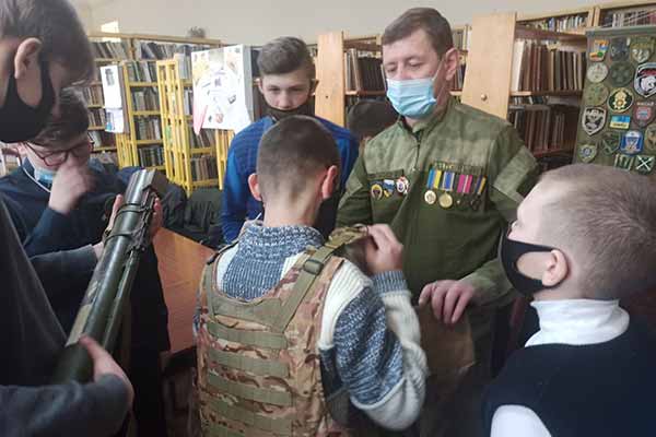 День українського добровольця: розмова Гребінківських учнів з бійцями добровольчих батальйонів