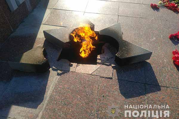 На Полтавщині 22-річна жінка пошкодила пам'ятник загиблим воїнам Другої світової війни