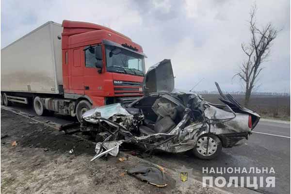 Смертельна ДТП на Полтавщині: легковик зіткнувся із зустрічним мікроавтобусом, а потім із вантажівкою
