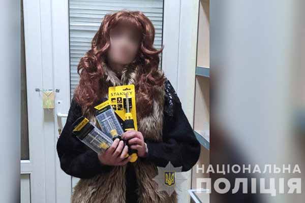 На Полтавщині поліцейські затримали жінку, яка обікрала магазин