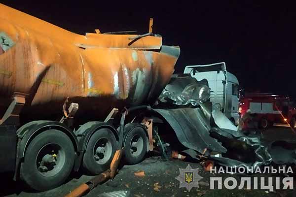 На Полтавщині посеред дороги вибухнув бензовоз, загинув водій вантажівки 