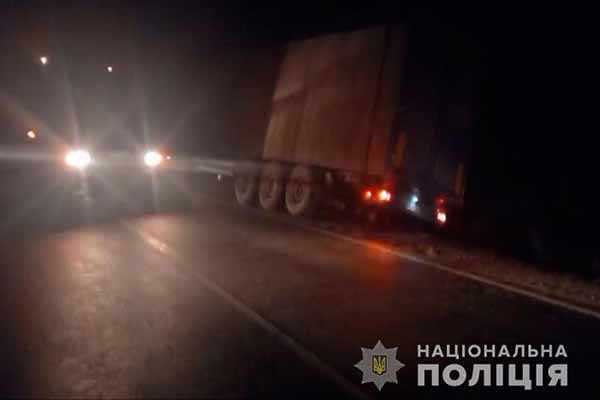 На Полтавщині вантажівка з причепом з'їхала у кювет 