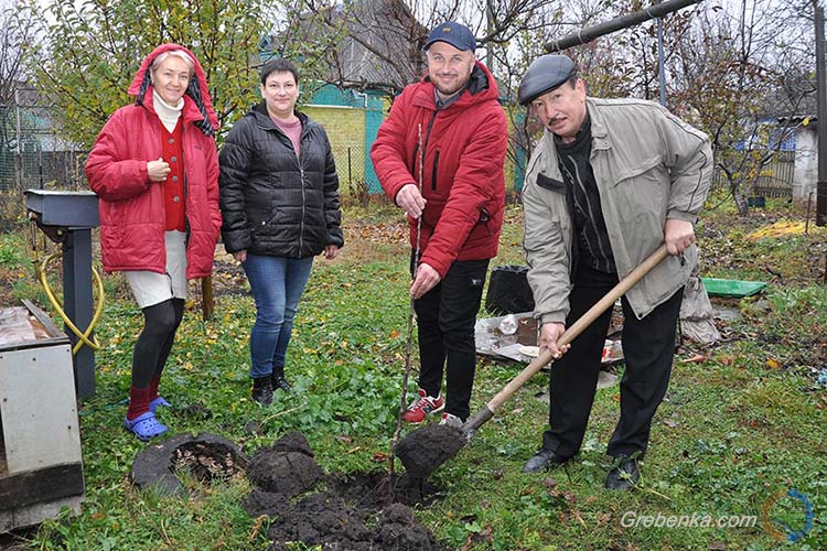 До Дня працівника соціальної сфери у Гребінці посадили плодові дерева та провели соціальні візити