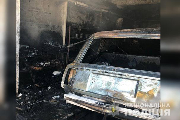 На Полтавщині у гаражі згорів автомобіль: постраждалих немає