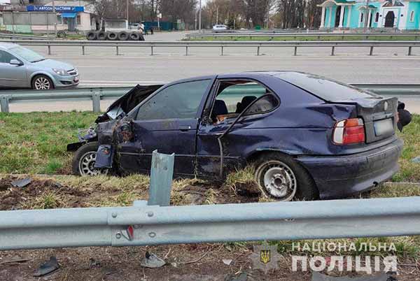 ДТП Полтавщині: легковик зіткнувся з відбійником та перекинувся, травмована пасажирка