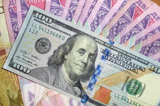 Українці зможуть обмінювати валюту через банкомати та платіжні термінали