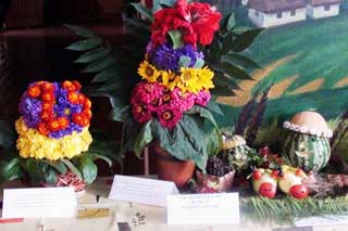 Тарасівська школа: виставка квітів та виробів з природнього матеріалу