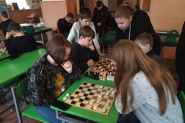 шкільні матчеві зустрічі з шахів та шашок