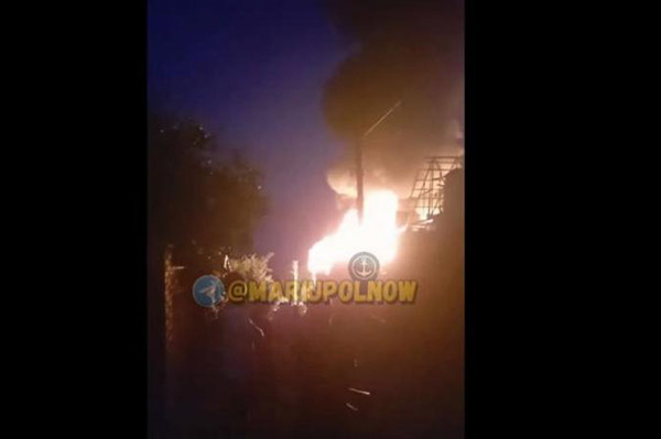 В окупованому Маріуполі після гучного вибуху спалахнула пожежа