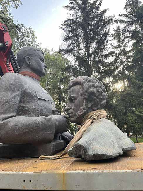 У Полтаві демонтували споруди звеличення росіян Пушкіна і Ватутіна