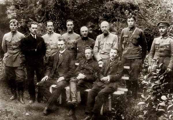 Симон Петлюра сидить в центрі, внизу. Симон Петлюра сидить в центрі, внизу.