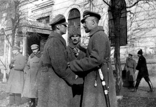 Міністр Всеволод Петрів справа та Василь Вишиваний Міністр Всеволод Петрів справа та Василь Вишиваний