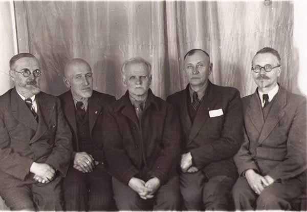 Всеволод ПЕТРІВ другий справа Всеволод ПЕТРІВ другий справа