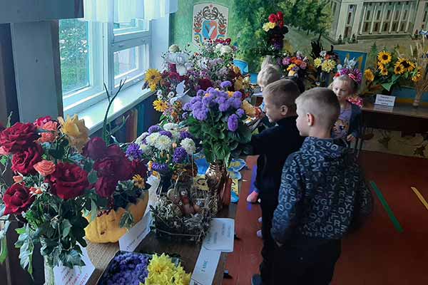 У Тарасівській гімназії продовжують садити квіти Перемоги