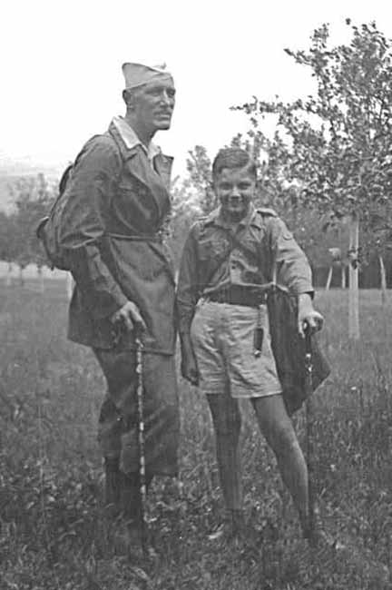 Всеволод Петрів із сином Святославом на пластунських вправах. 1930-ті