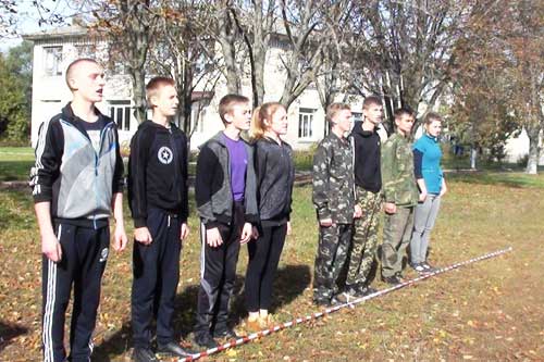 Змагання між учнями 10-го і 11-го класів до Дня захисника Вітчизни