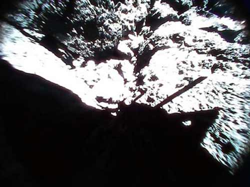 Японські роботи прислали приголомшливі фото з поверхні астероїда