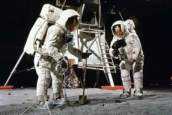 Майбутні космонавти зможуть добувати воду і кисень