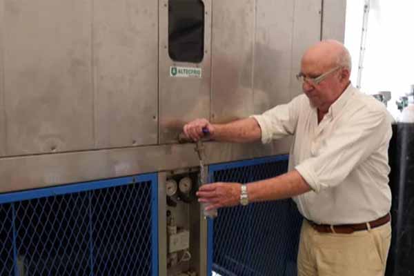 82-річний інженер розробив апарат, який видобуває питну воду з повітря