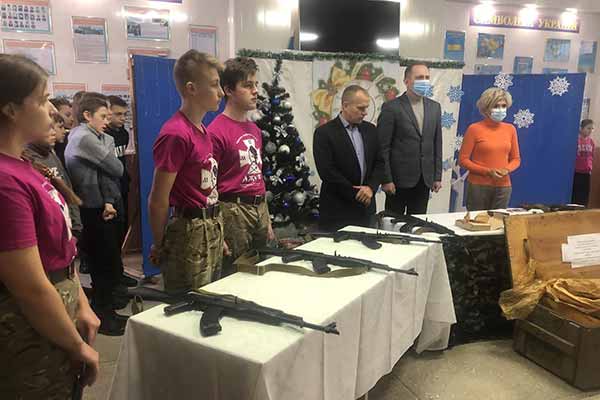 Опорний заклад «Вовчицький ліцей ЛМР» отримав навчальну зброю