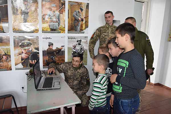На Пирятинщині діти влаштували блок-пост і назбирали для ЗСУ 3500 грн