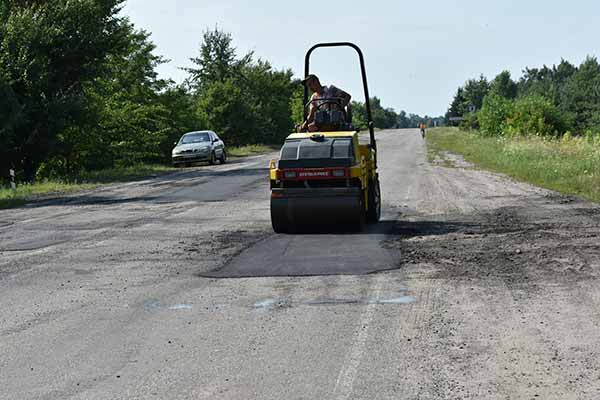 На території Пирятинської громади продовжуються ремонтні роботи доріг