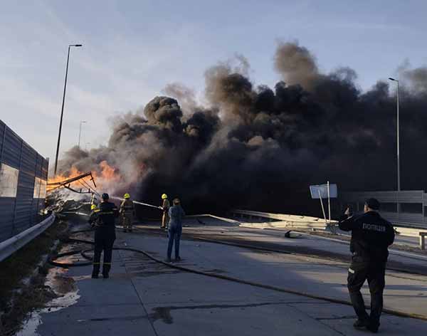 На Полтавщині вантажівка врізалась у відбійник і загорілася