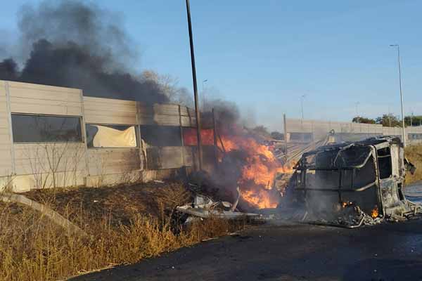 На Полтавщині вантажівка врізалась у відбійник і загорілася