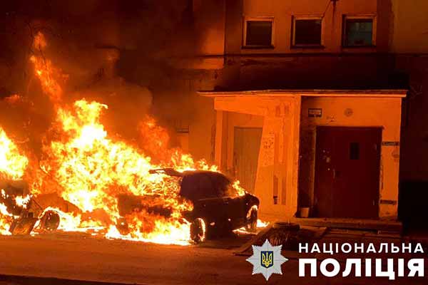 у Полтаві невідомі вночі підпалили два автомобілі