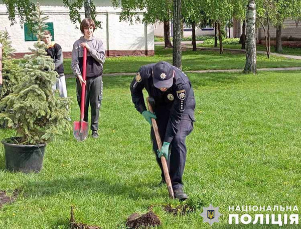 На Полтавщині громада разом з поліцейським посадили понад 300 дерев