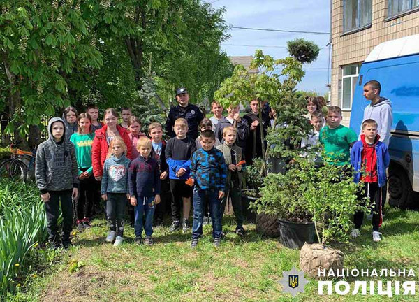 На Полтавщині громада разом з поліцейським посадили понад 300 дерев
