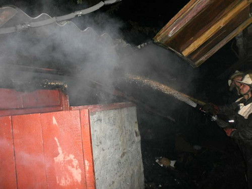 У Гребінці вночі спалахнула пожежа в господарській будівлі