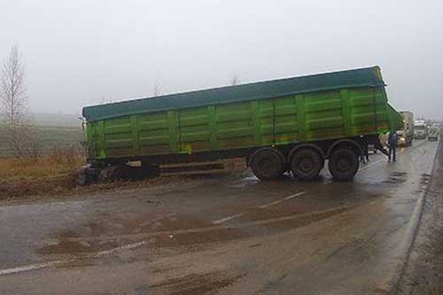 На автодорозі Лохвиця - Пирятин вантажівка обмежила рух автотранспорту