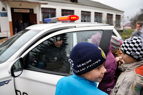 Школярам Гребінківщини роздали флікери для їх безпеки на дорогах
