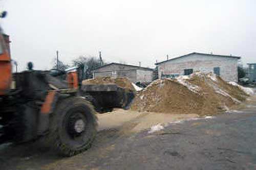 Гребінківське ККП готується до зими: заготовляє піщано-соляну суміш