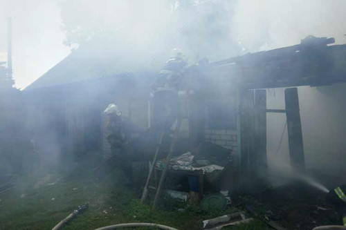 На Пирятинщині через недопалок згорів гараж