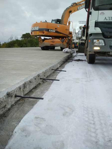На Полтавщині продовжують будувати бетонну дорогу