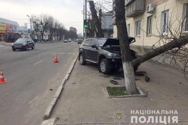 ДТП у Лубнах: позашляховик врізався у дерево